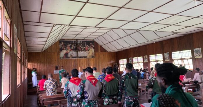 TNI Gelar Ibadah Bersama Warga Nduga