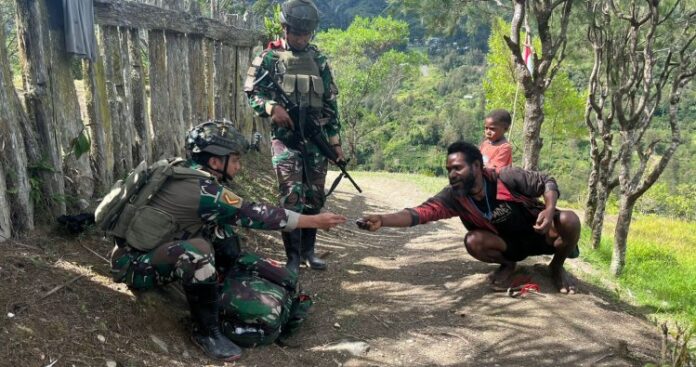 TNI Gelar Layanan Kesehatan Door to Door di Ambobera