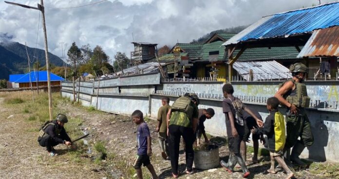 TNI-Masyarakat Grumbun Gotong Royong Jelang HUT RI