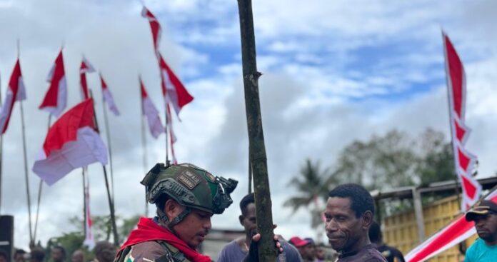 TNI-Masyarakat Mumugu Kibarkan Merah Putih di Perbatasan