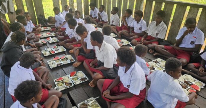 TNI Peduli Gizi Anak Asmat di SD Mumugu