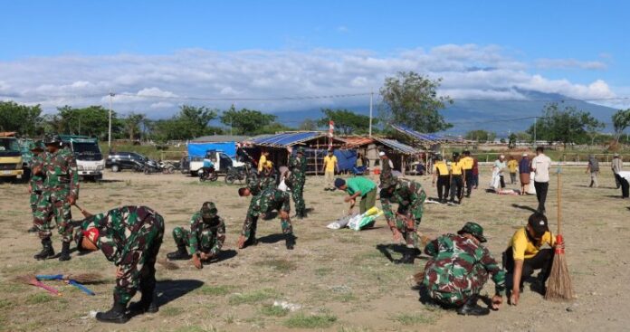 TNI-Polri dan Santri Bersih-Bersih Ponpes Al Fatah