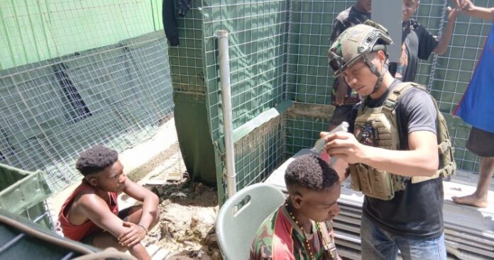 TNI Sulap Sekolah Jadi Barber Shop Anak Papua