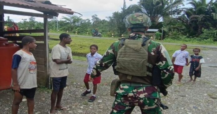 TNI Yonif 1 Marinir Jalin Kedekatan di Yahukimo
