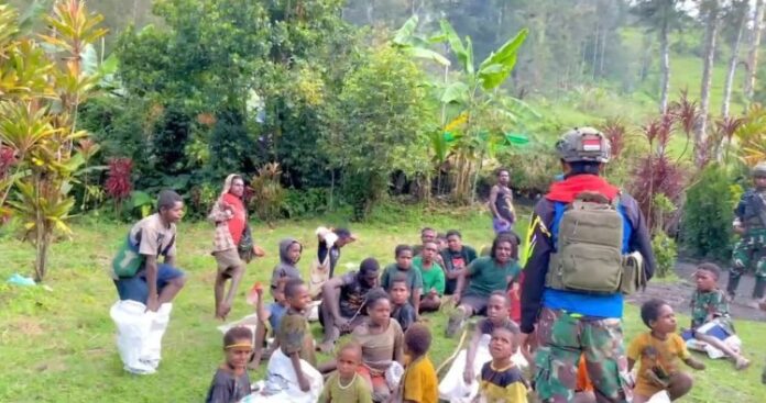 TNI dan Warga Papua Rayakan HUT RI dengan Lomba Rakyat