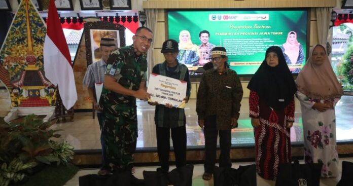 Wagub Jatim Serahkan Bansos di Magetan